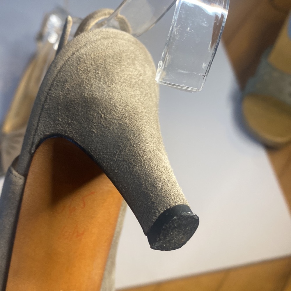 3 For $18 or 2 for $15 Vintage Salvatore Ferragamo gray suede slingback heels - Picture 6 of 9